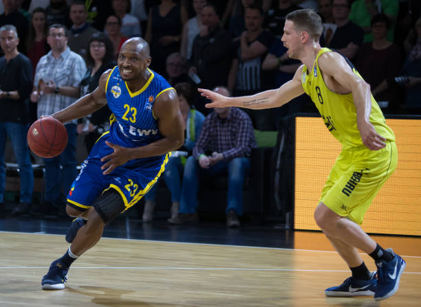 他习惯用 他习惯用